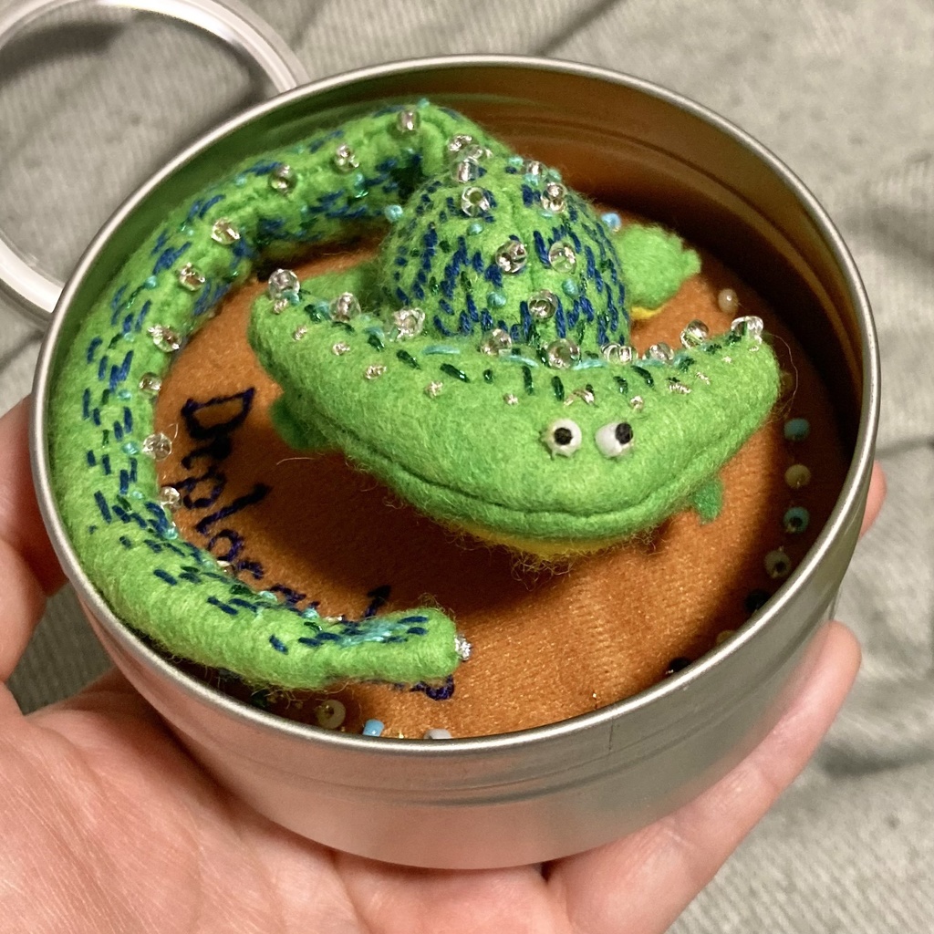 ディプロカウルスのフェルトマスコット刺繍ブローチ