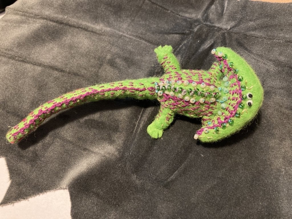 ディプロカウルスのフェルトマスコット刺繍ブローチ