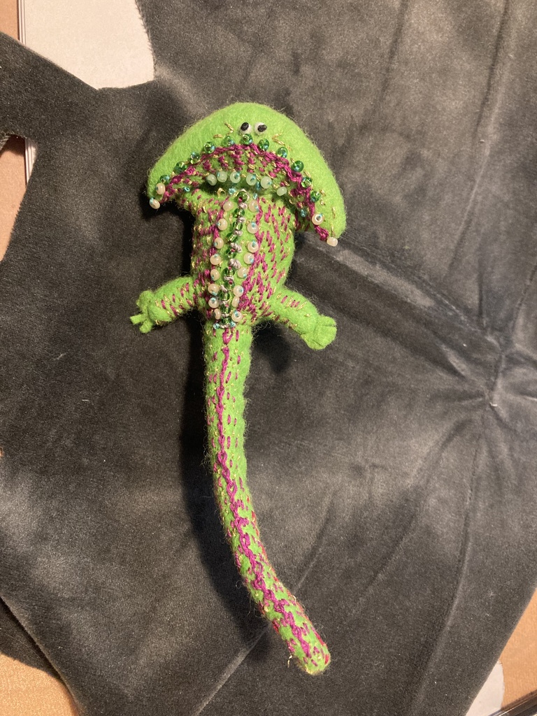 ディプロカウルスのフェルトマスコット刺繍ブローチ