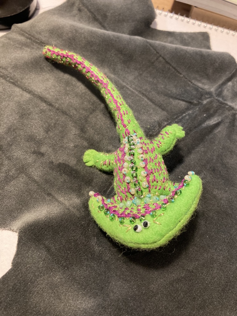 ディプロカウルスのフェルトマスコット刺繍ブローチ