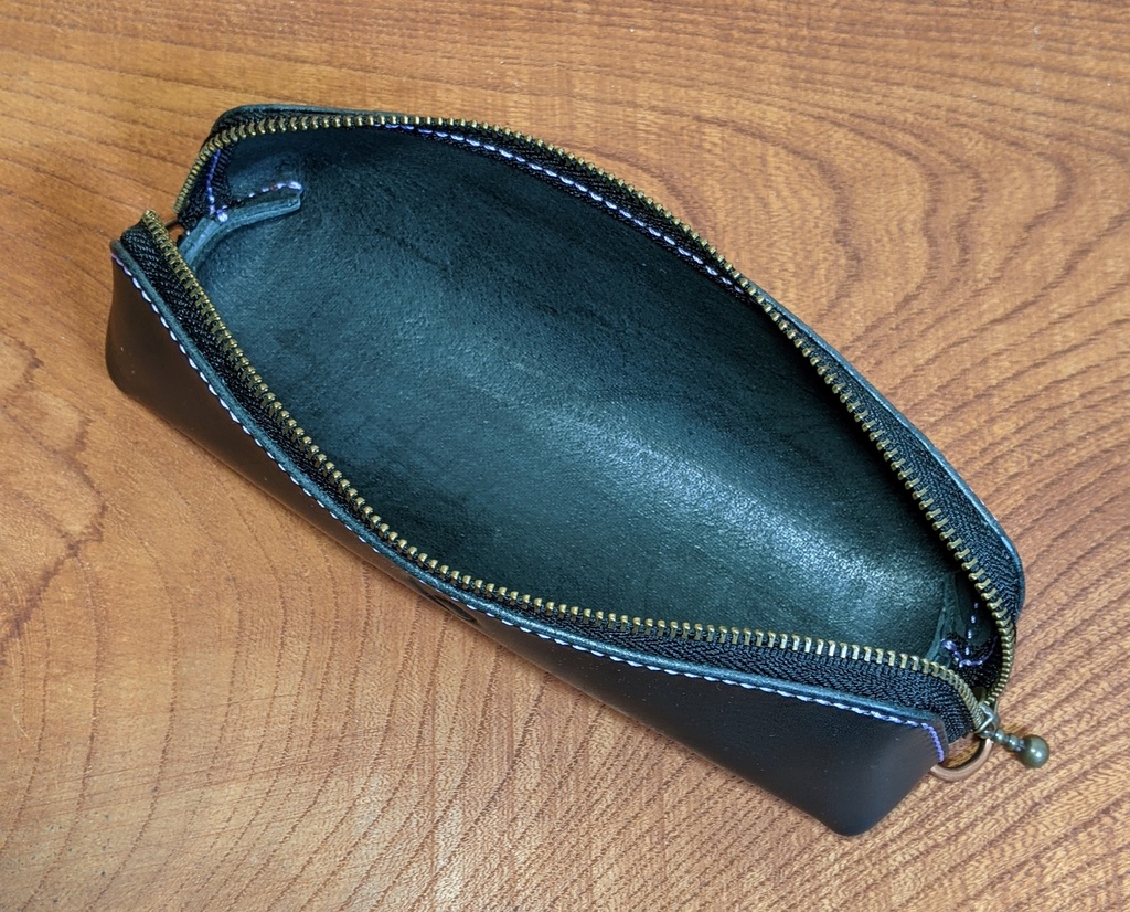 【非公式】推しの押し印入り本革ペンケース(猫又おかゆ)