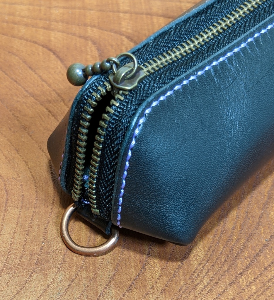 【非公式】推しの押し印入り本革ペンケース(猫又おかゆ)