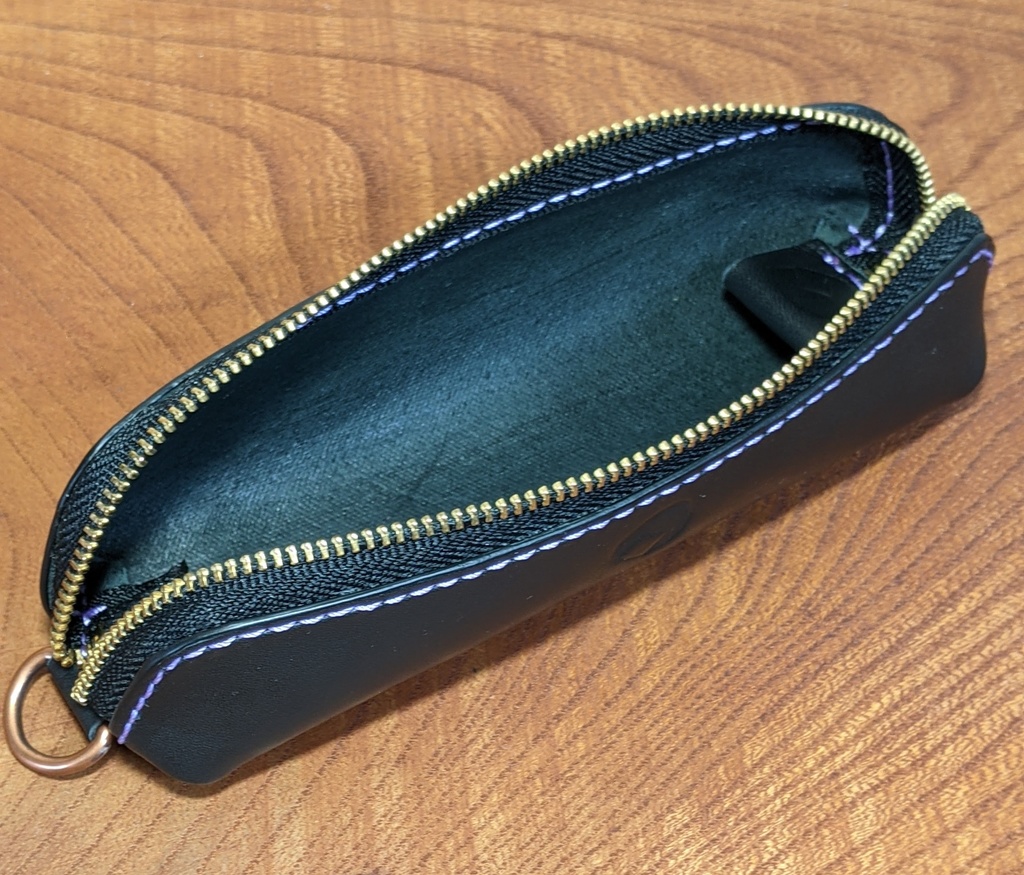 【非公式】推しの押し印入り本革ミニペンケース(猫又おかゆ)