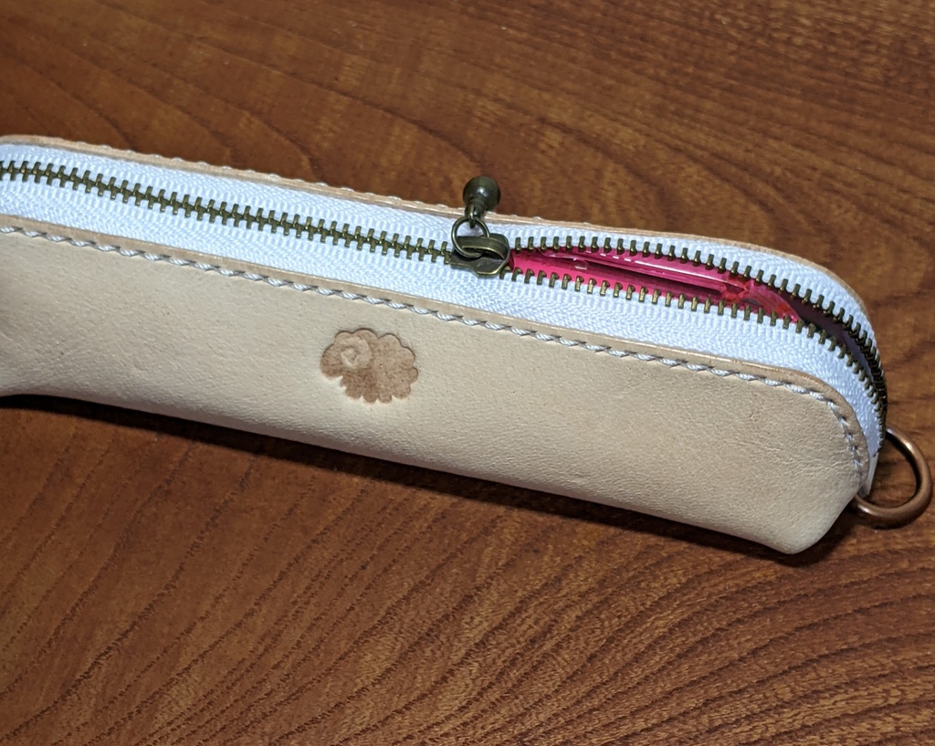 【非公式】推しの押し印入り本革ミニペンケース(角巻わため)