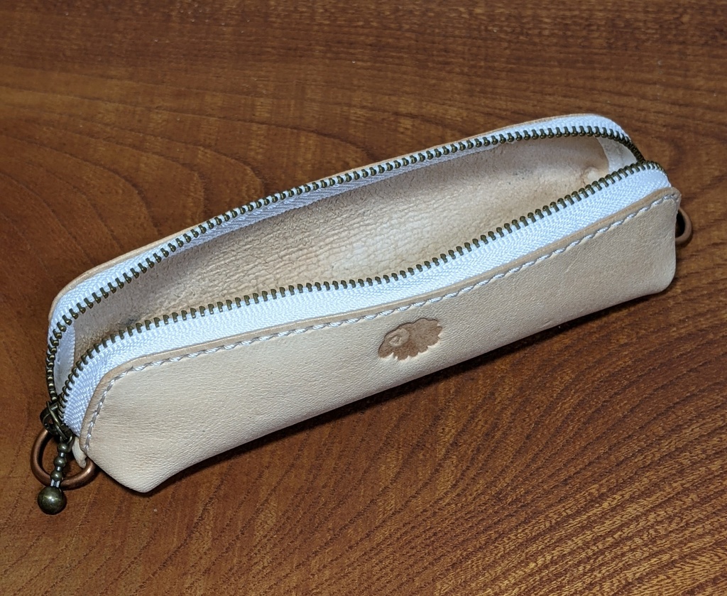 【非公式】推しの押し印入り本革ミニペンケース(角巻わため)