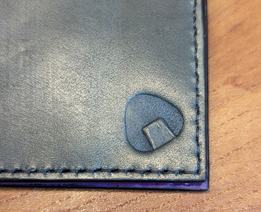 【非公式】推しの押し印入り本革二つ折り財布(猫又おかゆ)