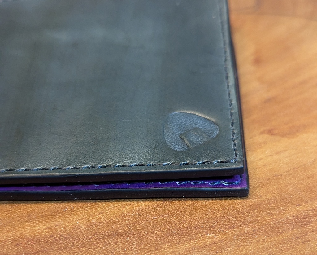 【非公式】推しの押し印入り本革二つ折り財布(猫又おかゆ)