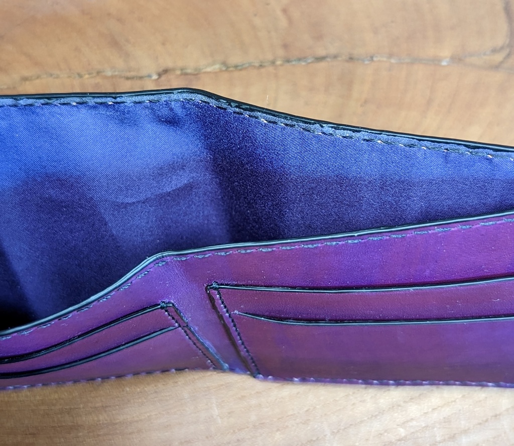 【非公式】推しの押し印入り本革二つ折り財布(猫又おかゆ)