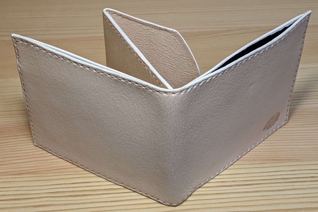 【非公式】推しの押し印入り本革二つ折り財布(角巻わため)