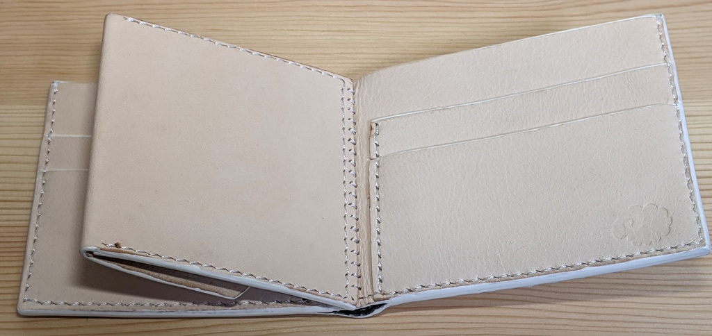 【非公式】推しの押し印入り本革二つ折り財布(角巻わため)