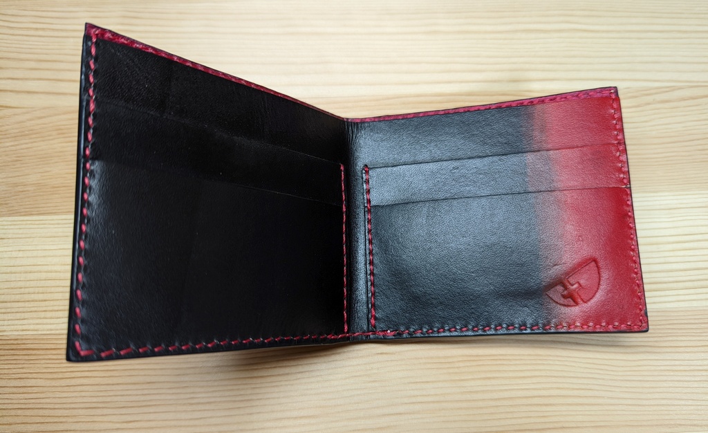 【非公式】推しの押し印入り本革二つ折り財布(大神ミオ)