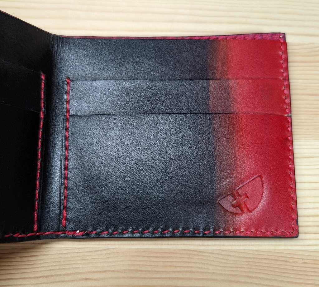 【非公式】推しの押し印入り本革二つ折り財布(大神ミオ)