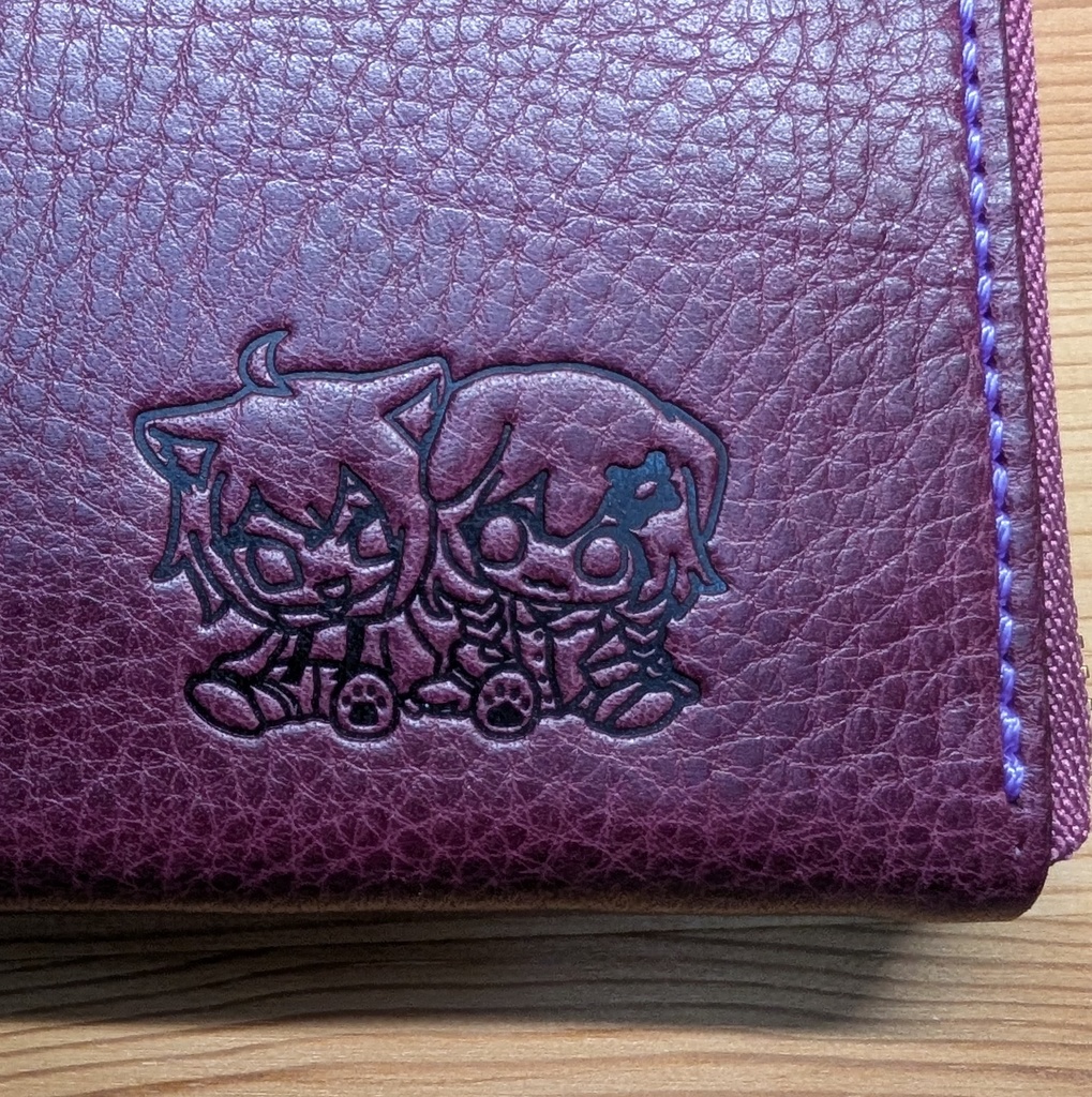 【非公式】おかころのイラスト押印入り、本革イタリアンレザーミニ財布(おかゆカラーver)