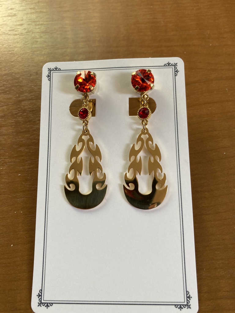炎とスワロフスキーのイヤリング