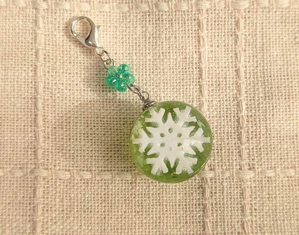 オーナメント風　雪の結晶チャーム（グリーン））