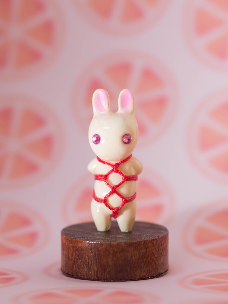 "うさぎ"の緊縛ミニフィギュア