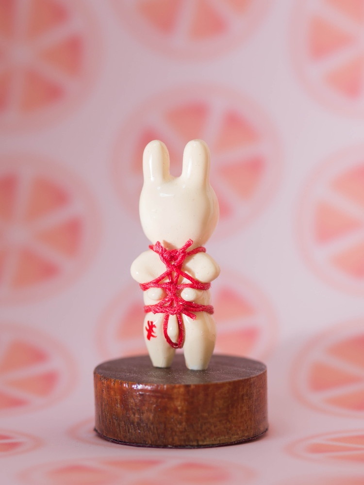 "うさぎ"の緊縛ミニフィギュア