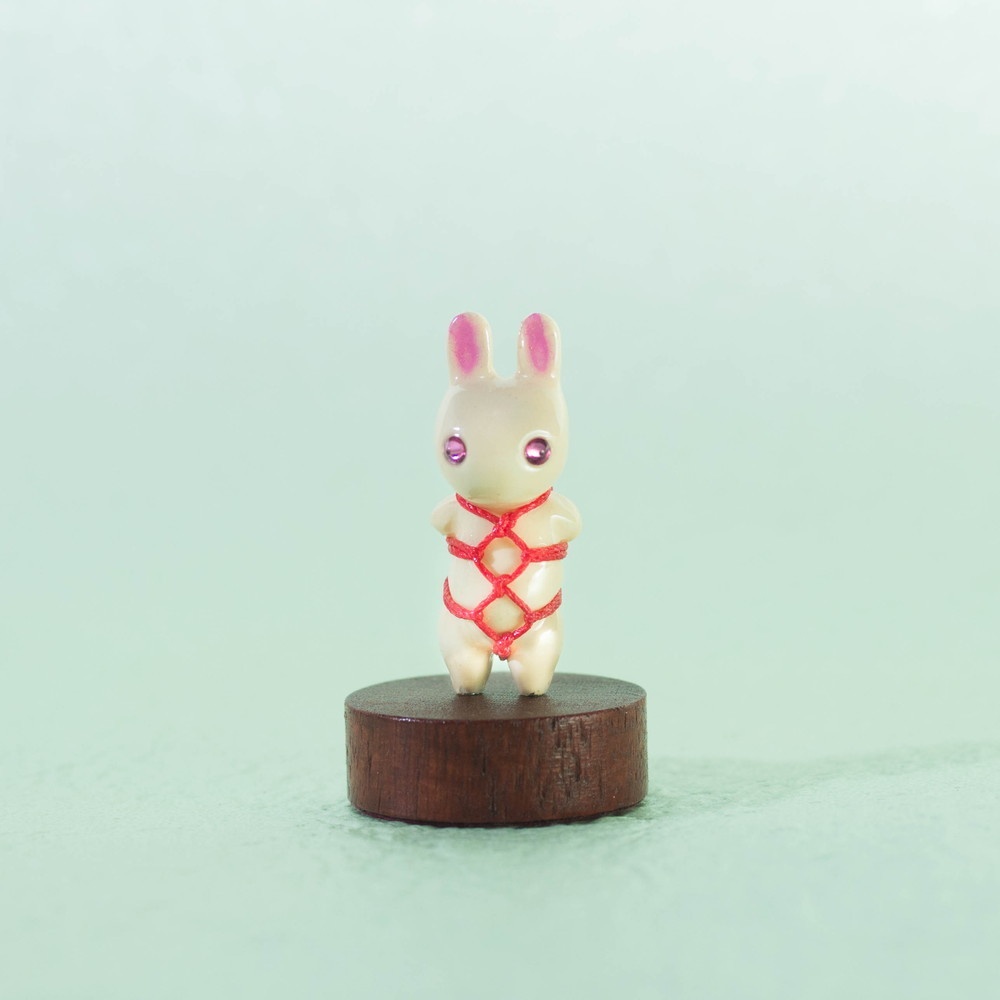 "うさぎ"の緊縛ミニフィギュア