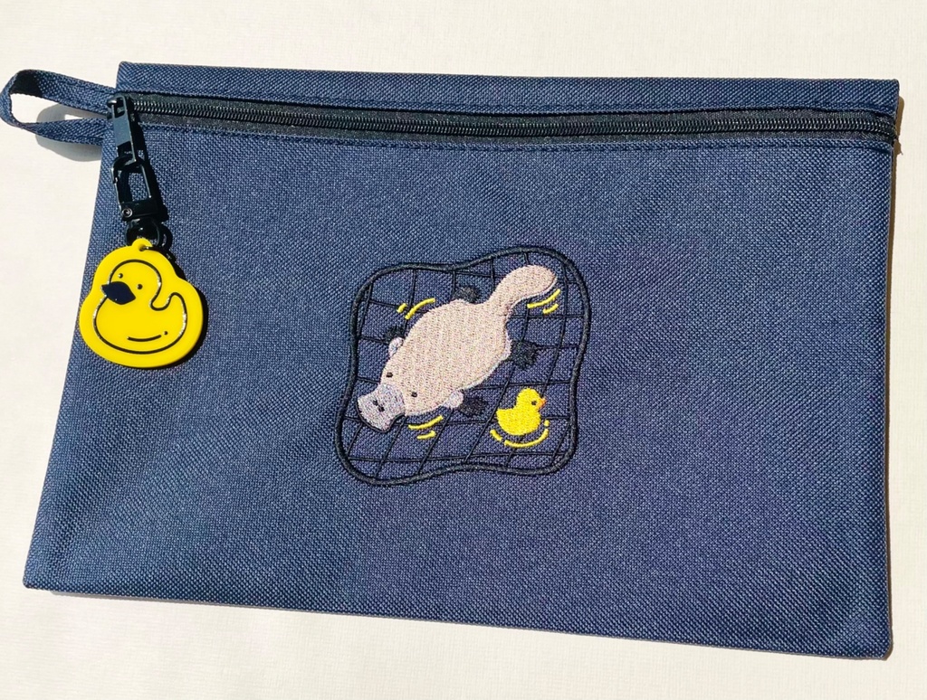 刺繍フラットポーチ(アクリルキーホルダー付き)