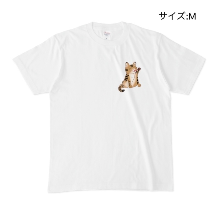 足上げぺろぺろキジトラ猫・ワンポイント白Tシャツ
