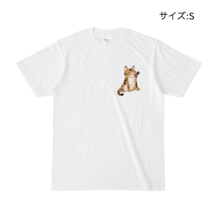 足上げぺろぺろキジトラ猫・ワンポイント白Tシャツ