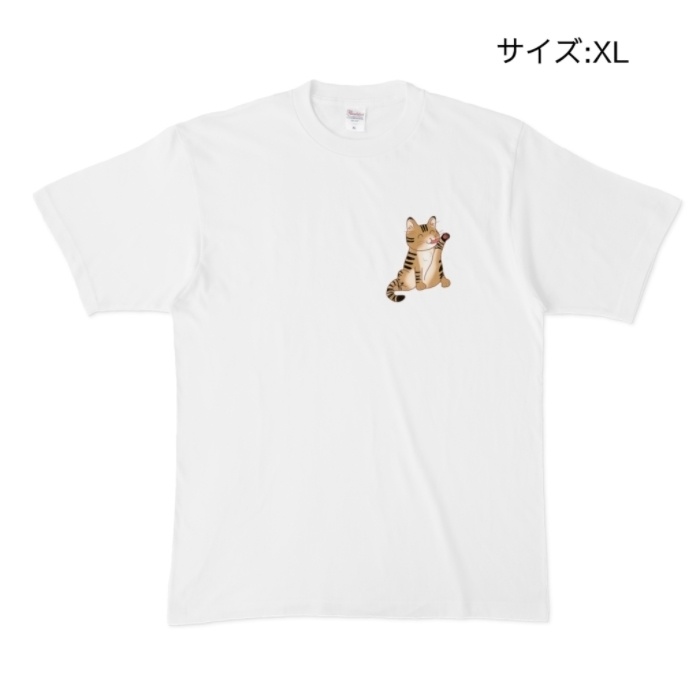 足上げぺろぺろキジトラ猫・ワンポイント白Tシャツ