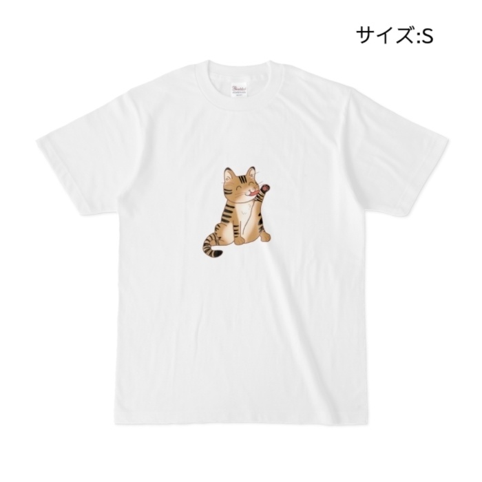足上げぺろぺろキジトラ猫・白Tシャツ