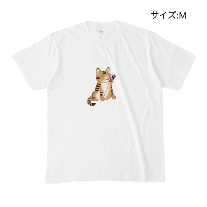 足上げぺろぺろキジトラ猫・白Tシャツ