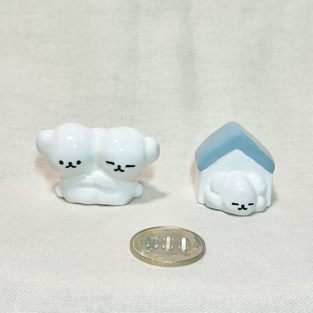 仲良しな犬たち、お家の中で眠る犬の粘土(おまけ付)