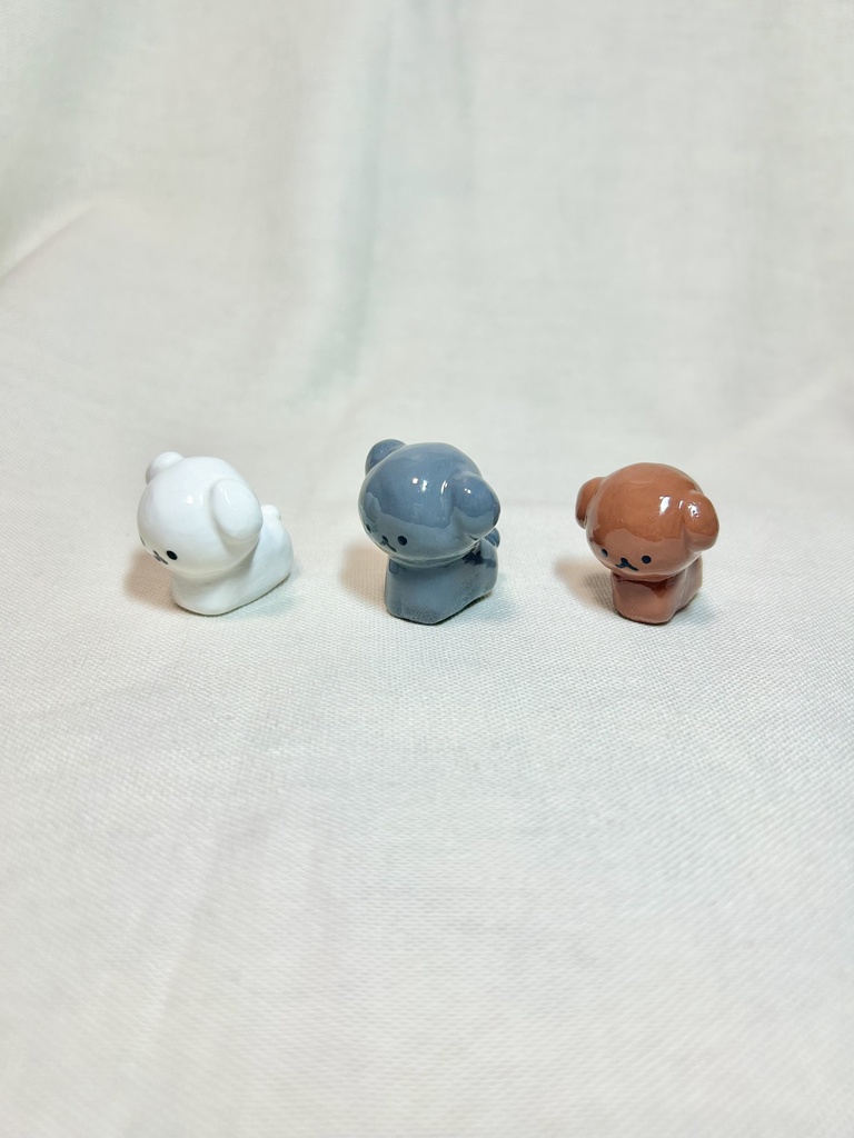 ちょこんと立つ犬の粘土