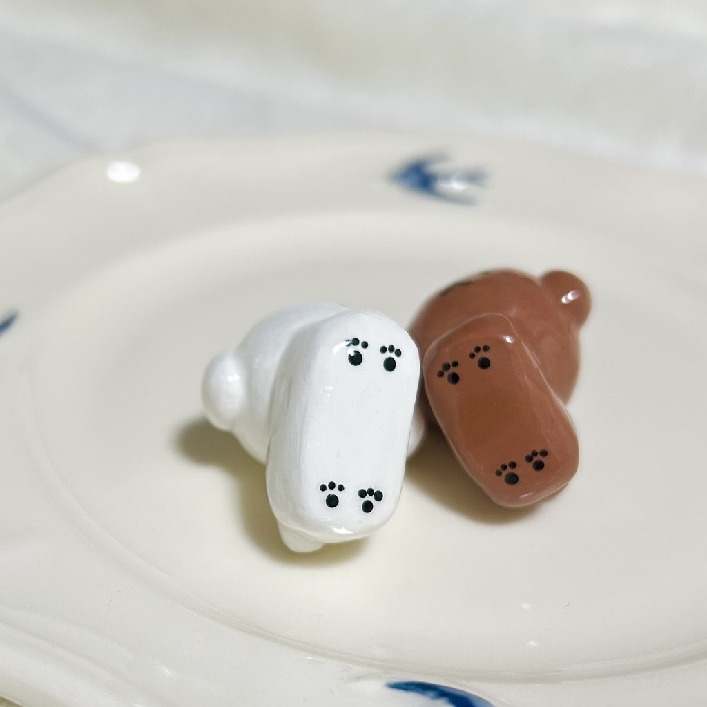ちょこんと立つ犬の粘土