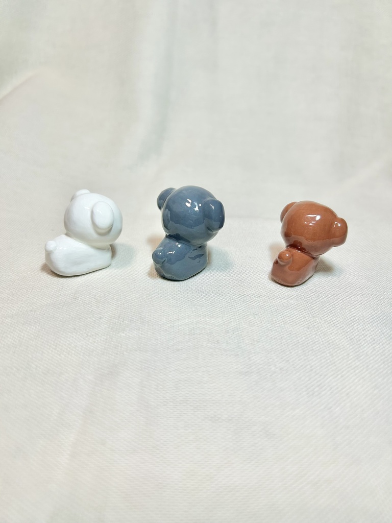 ちょこんと立つ犬の粘土