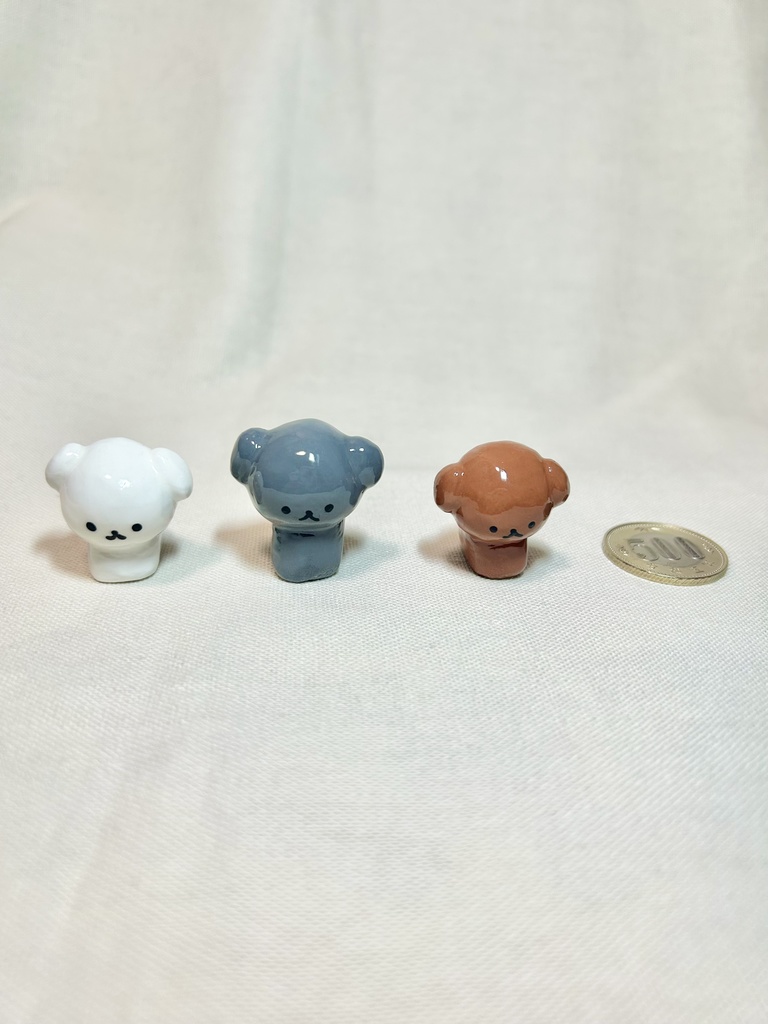 ちょこんと立つ犬の粘土