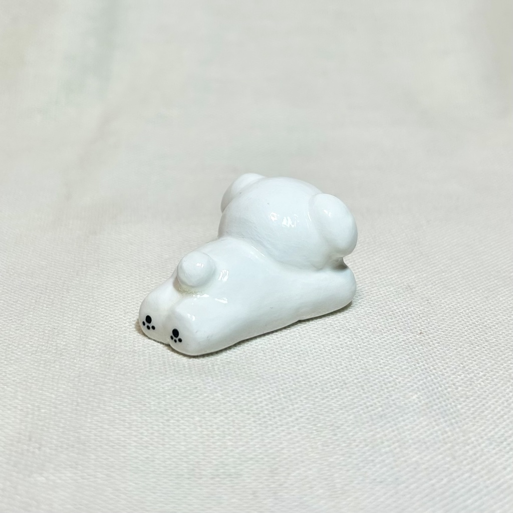 うつぶせで寝る犬の粘土