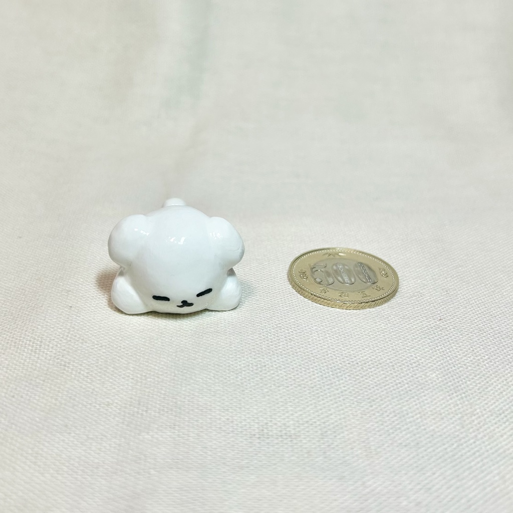 うつぶせで寝る犬の粘土