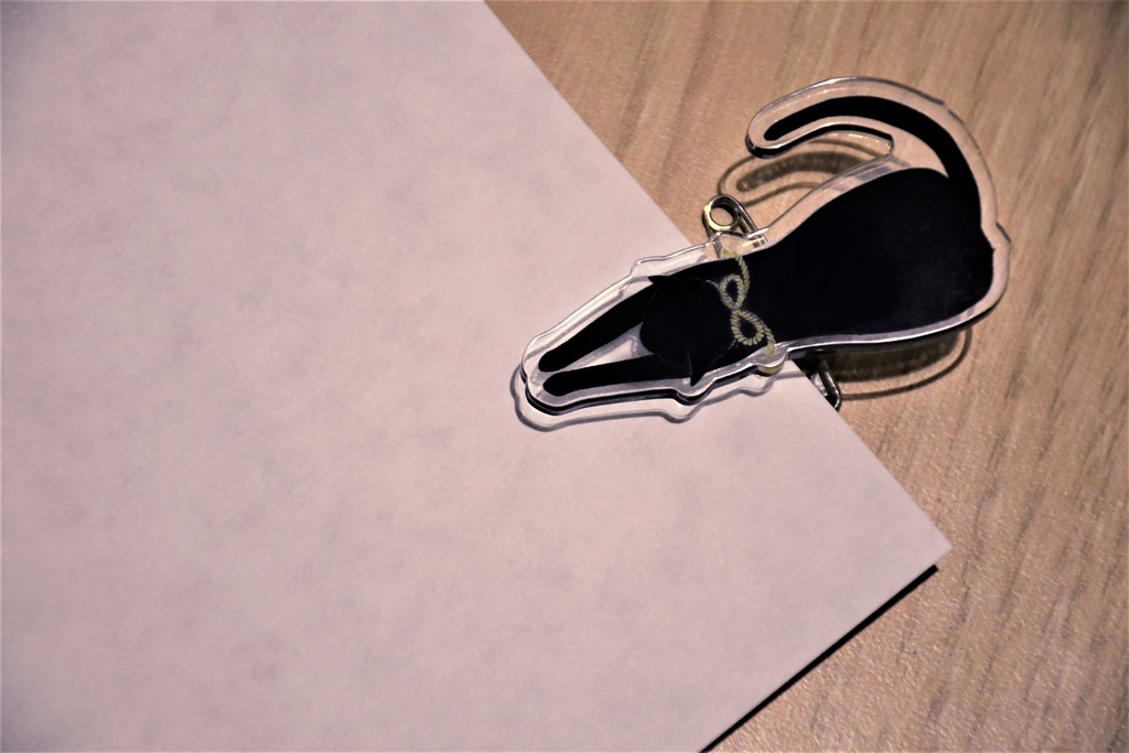 ティーバッグを押さえてくれたり紙を止めてくれたりするねこバッジ