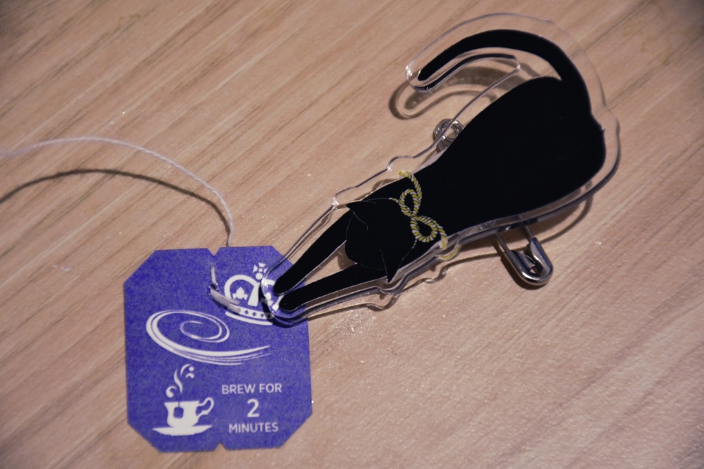 ティーバッグを押さえてくれたり紙を止めてくれたりするねこバッジ