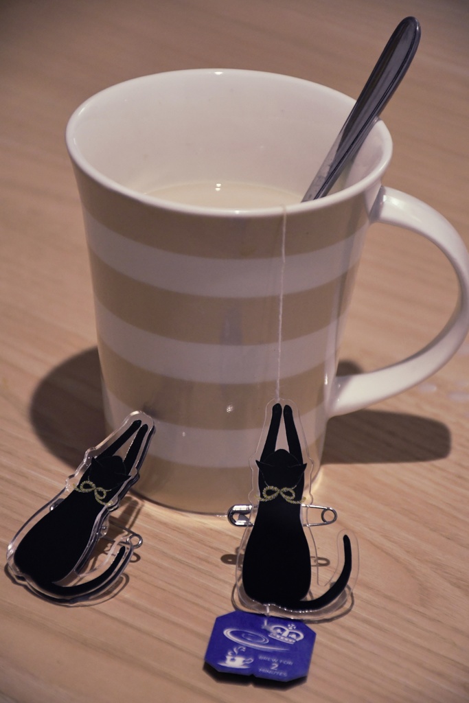 ティーバッグを押さえてくれたり紙を止めてくれたりするねこバッジ