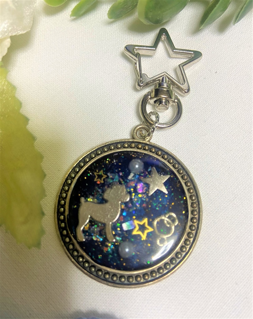 夜空のお散歩プードルキーホルダー