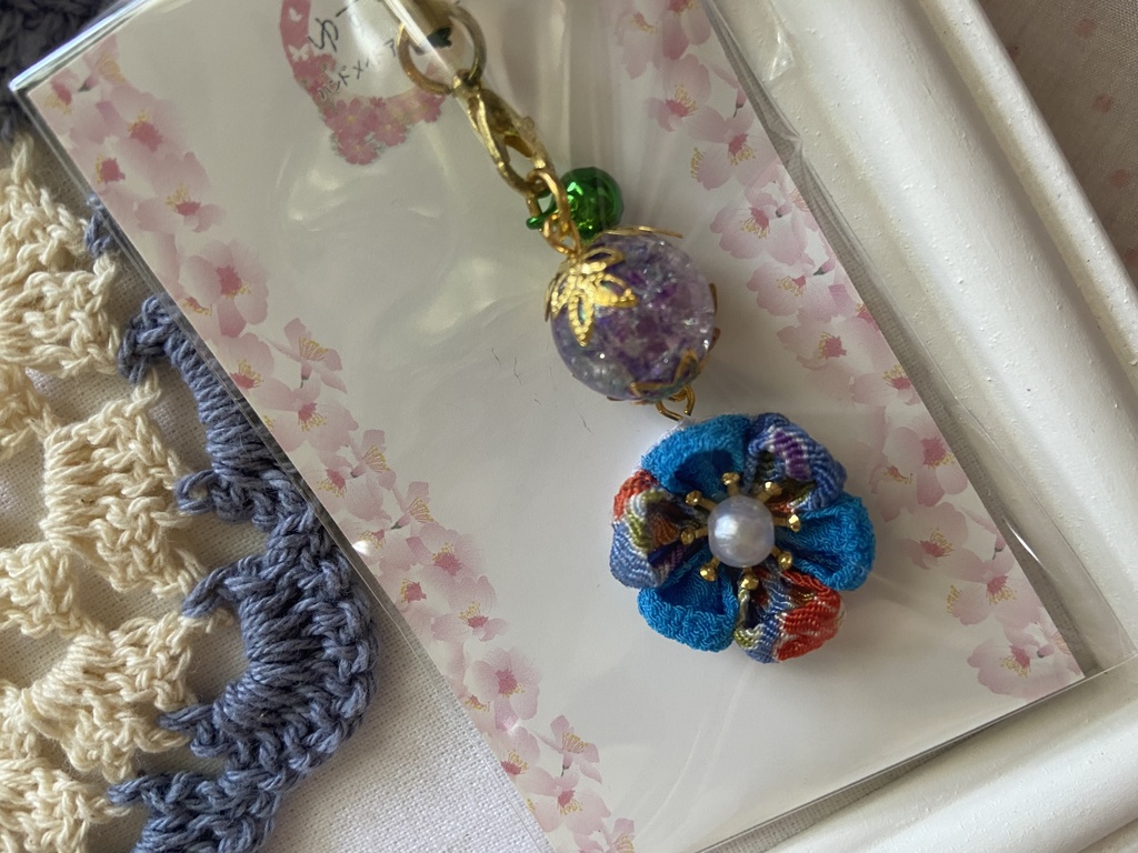 つまみ細工のお花のストラップ　青紫