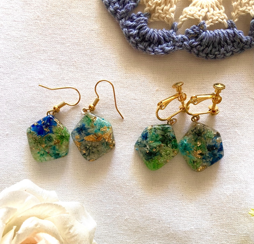 蒼いお花のイヤリング・ピアス
