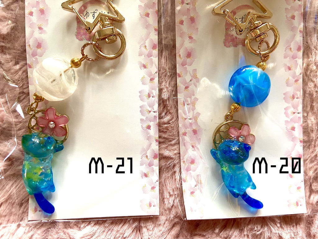 お花に飛びつくにゃんこちゃんキーホルダー。