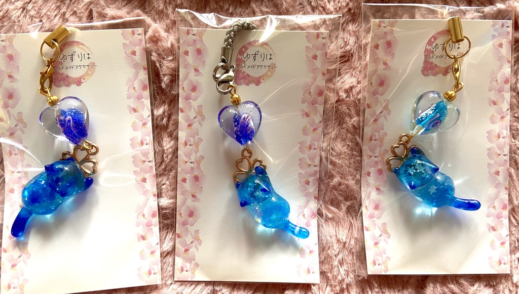 飛びつきにゃんこさんストラップ。