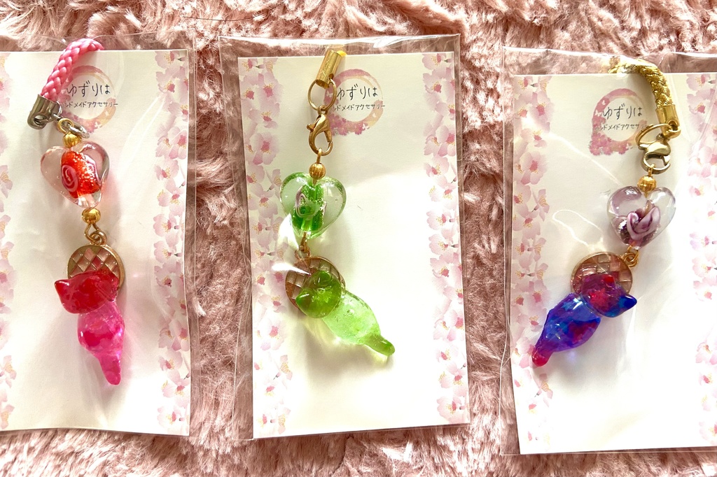 飛びつきにゃんこさんストラップ。