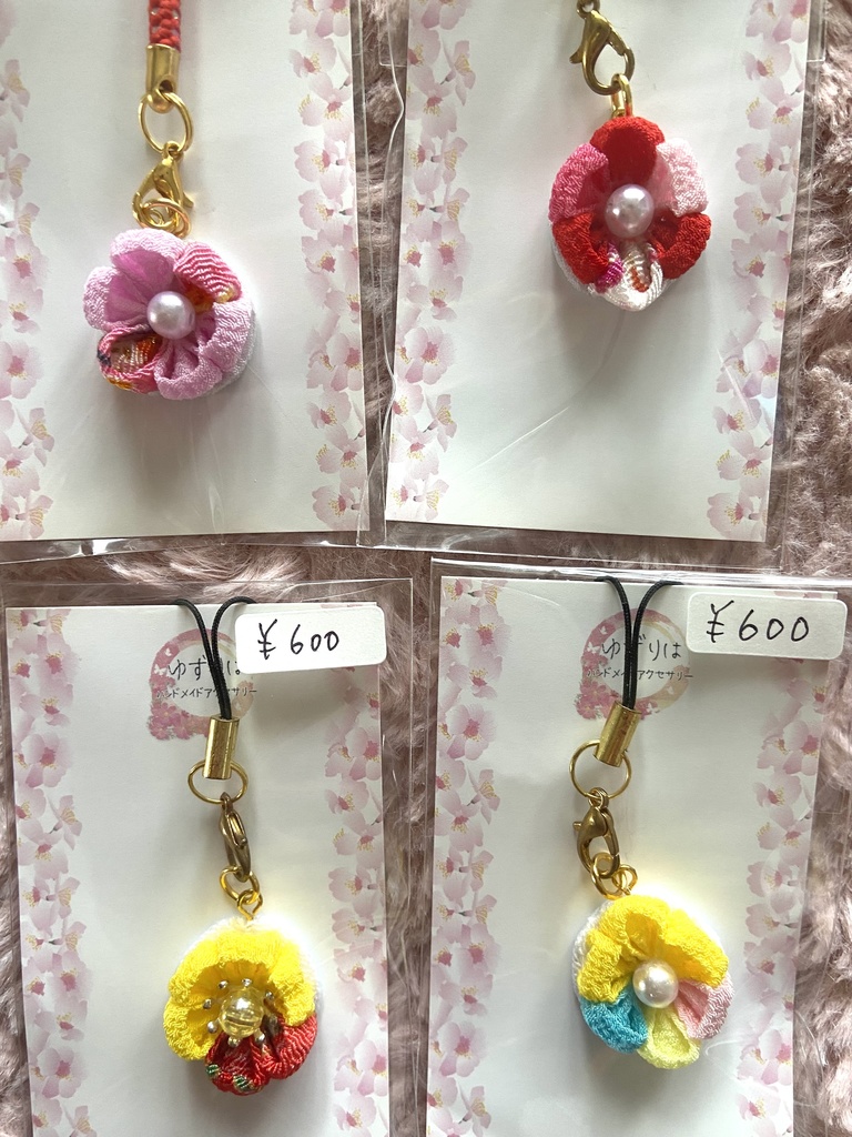 つまみ細工の一花ストラップ。