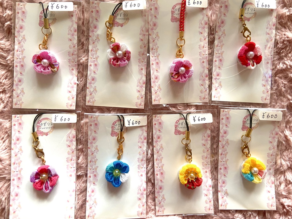 つまみ細工の一花ストラップ。