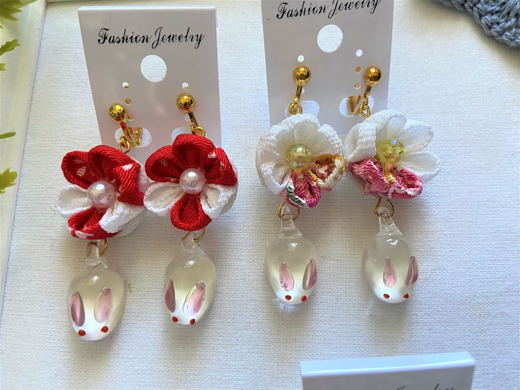つまみ細工のお花と雪ウサギのイヤリング⇔ピアス