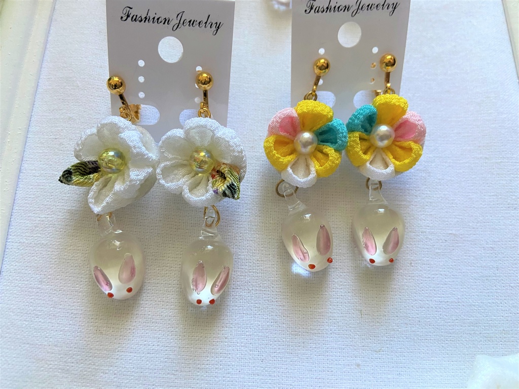 つまみ細工のお花と雪ウサギのイヤリング⇔ピアス