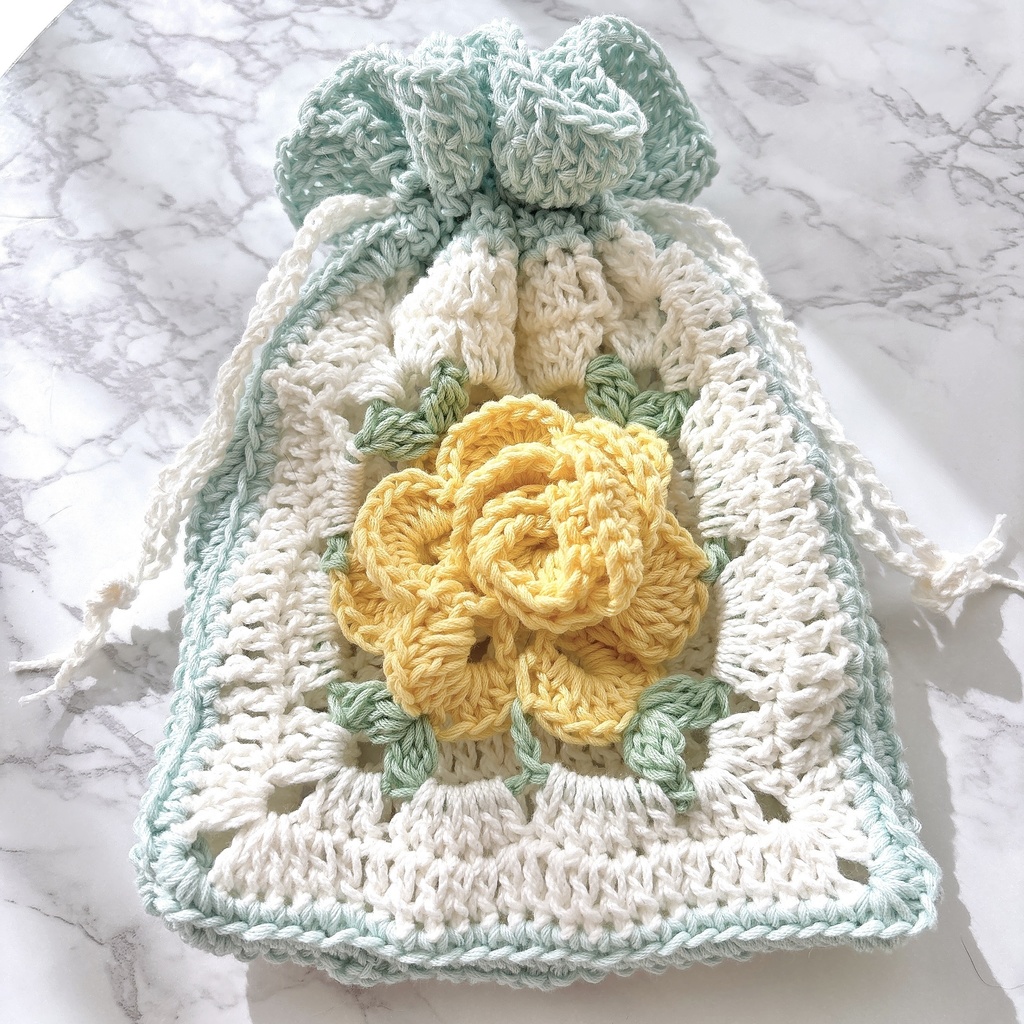 黄薔薇とパウダーブルーの巾着