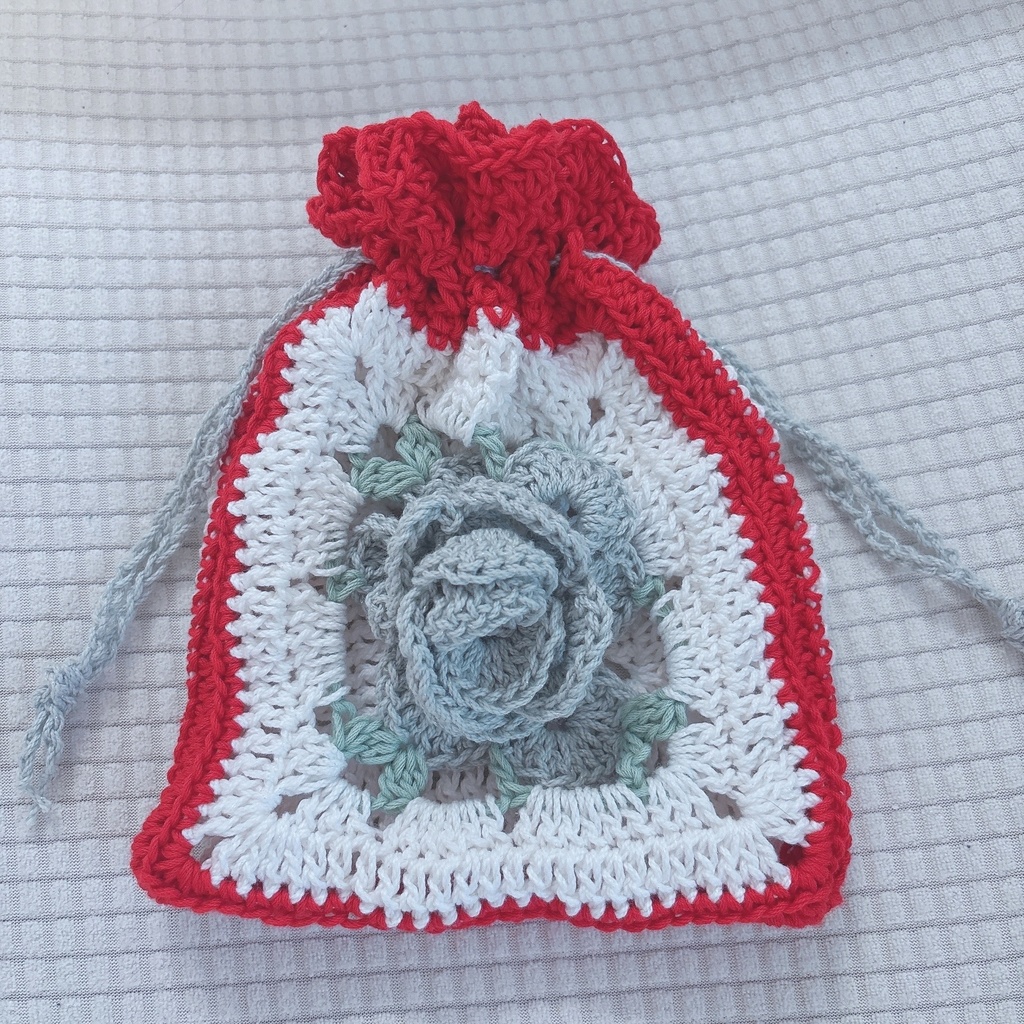 グレー薔薇×赤の巾着